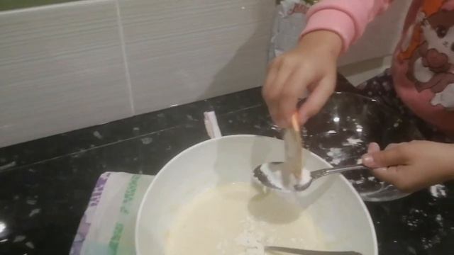 Лера и Вика. Готовим вкусный клубничный пирог.