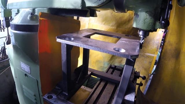 Фрезерую  табуретку