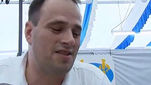 Рекорд немец перенес 27 кружек с пивом за один раз