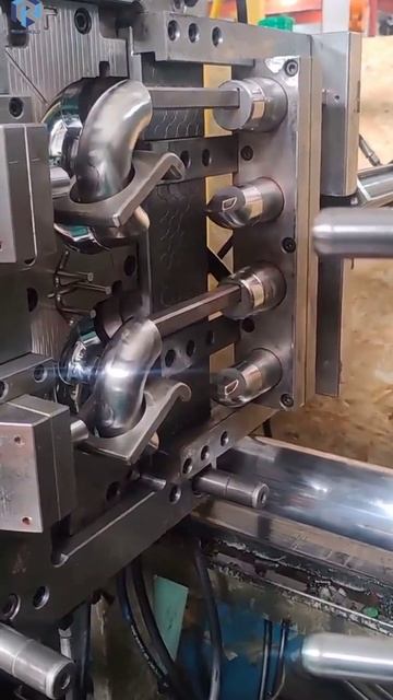 Фитинговый изгиб с резьбой работа пресс-формы