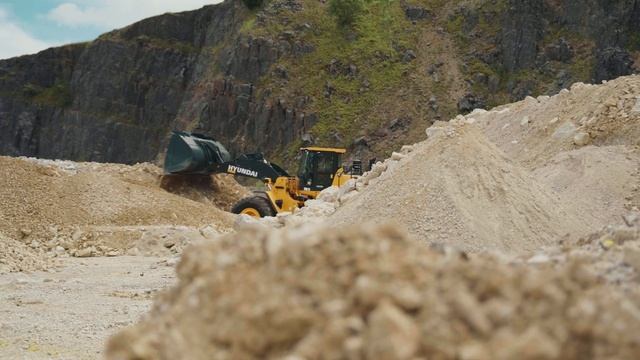 HYUNDAI Wheel Loader Working In Quarry - NEW HL985A Loading Shovel