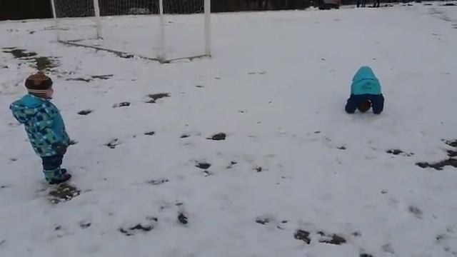 Играем в футбол с девочкой