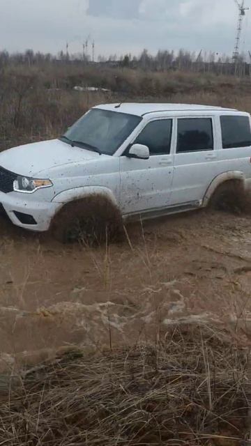 Уаз Патриот автомат первая лужа.