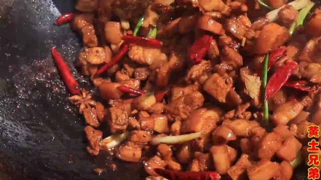 五一假期劳动最光荣！三兄弟一人一碗卤肉饭，肉大饭香馋的很！【黄土兄弟】