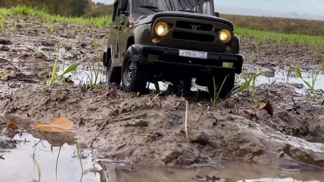 Уаз Хантер покатушки  Uaz im schlamm 1:12