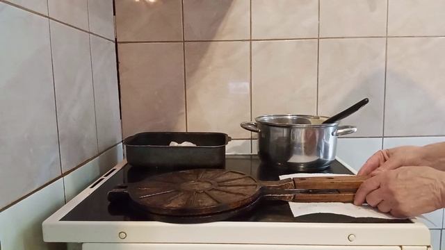 Трубочки на Советской сковородке на электрической плите