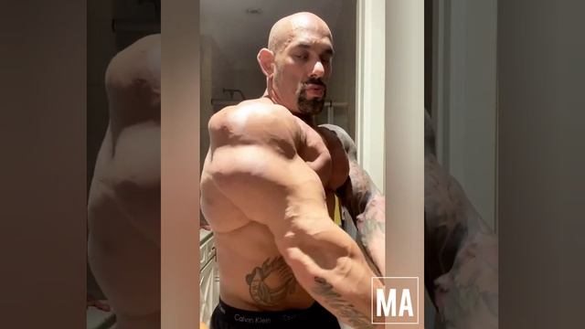 Huge Muscle Bodybuilder Thiago Santisteban