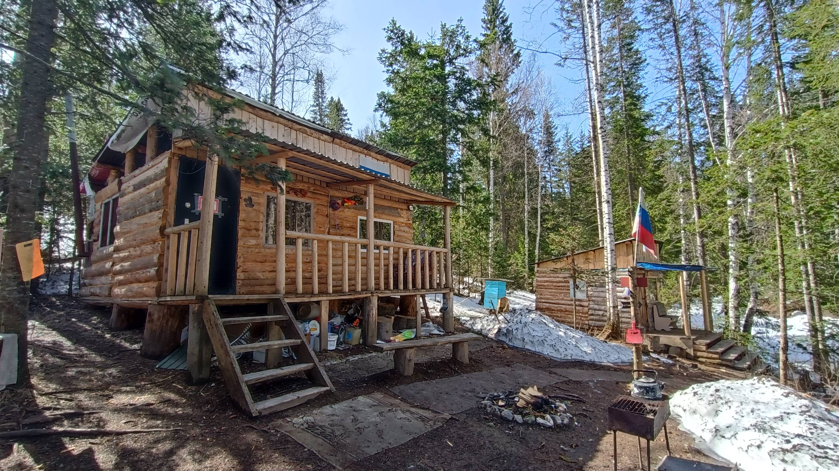 Иду по тайге по лесовозной дороге к себе на хижину!