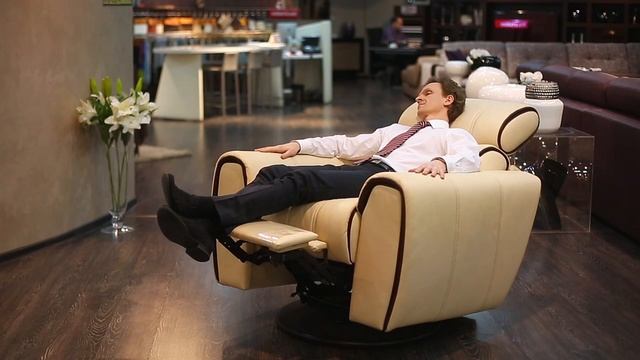 Кресло реклайнер с сенсорным управлением и встроенной аккумуляторной батареей