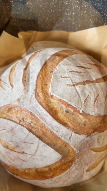 Разрезы на хлебе. Хлеб на закваске.