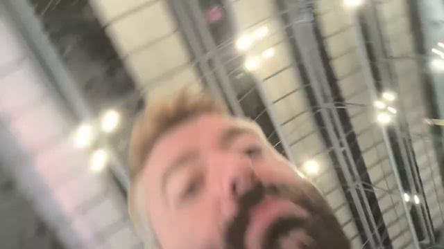 Выселили живу под мостом хочу к Нефертити