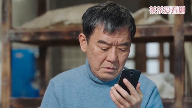 妻子給丈夫買一櫃子的名牌西服，丈夫卻不領情，去垃圾桶翻出舊衣服接著穿