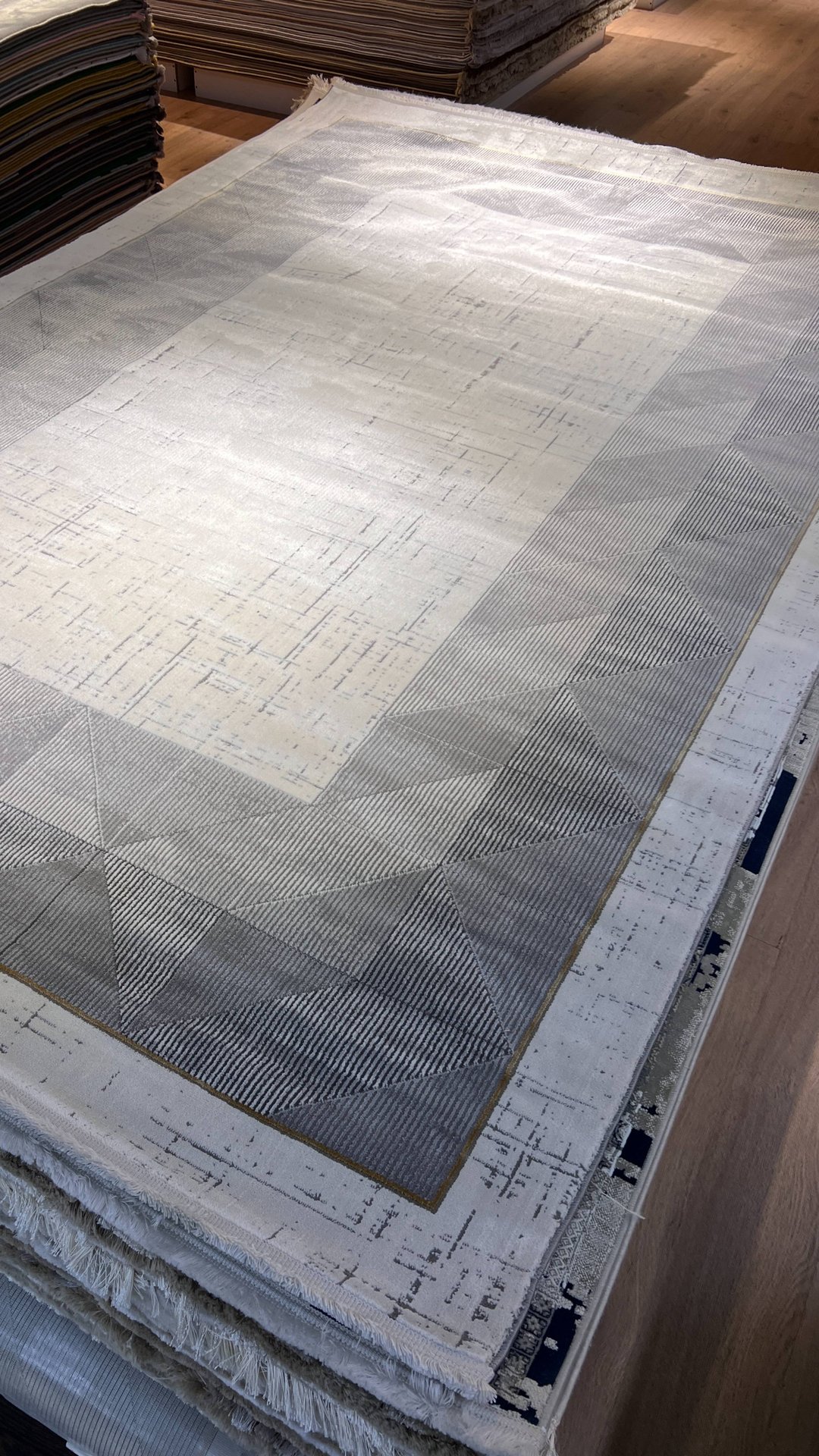 современный ковёр Lissabon SI006D - GREY / GREY в магазине красивых ковров KOVROLEVSTVO