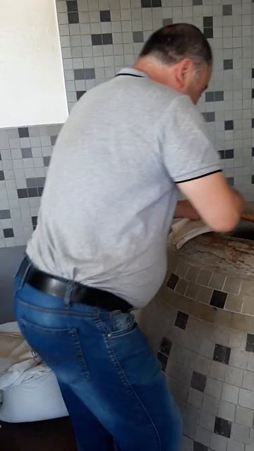 В Пятигорске мужик печет вкуснейшие лаваши. Трудно ли печь на тандыре?