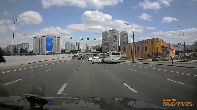 Автобус таранит