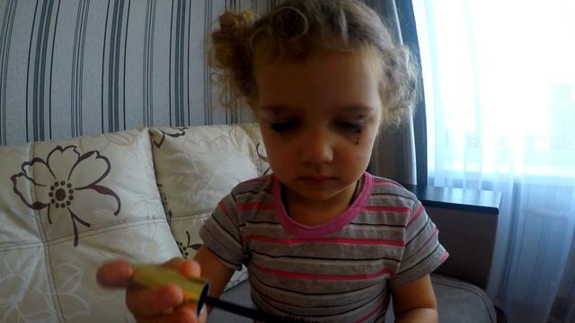 Лиза ждет гостей и делает макияж/ Liza Waiting For A Friend, Dresses Up And Does Makeup