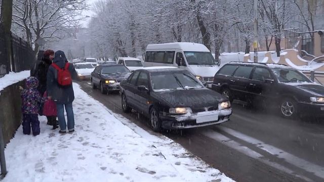 Снегопад, перекрёсток в Калининграде