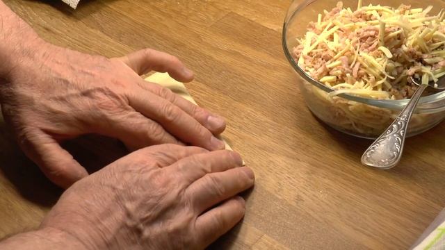 Очень быстрые чебуреки с ветчиной и сыром на фабричных кружках теста