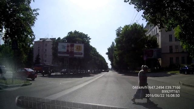 Грамотная бабуля переходит дорогу