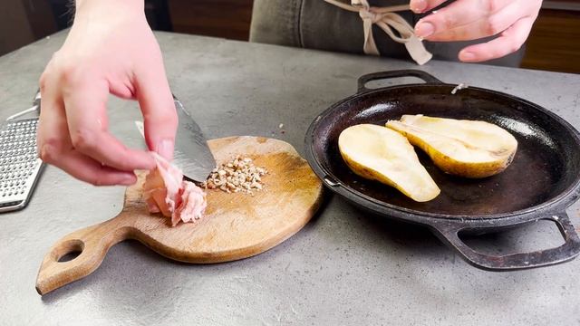 Запеченная груша с орехом и беконом