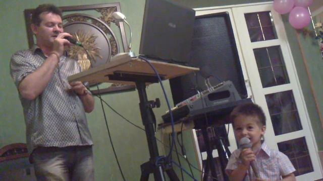 Прикол Сын и папа поют ))