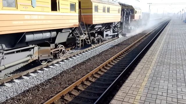Машина ВПО-3000 Планировщик балласта проезжает станцию Каменское (Днепродзержинск) ☀SunVideo