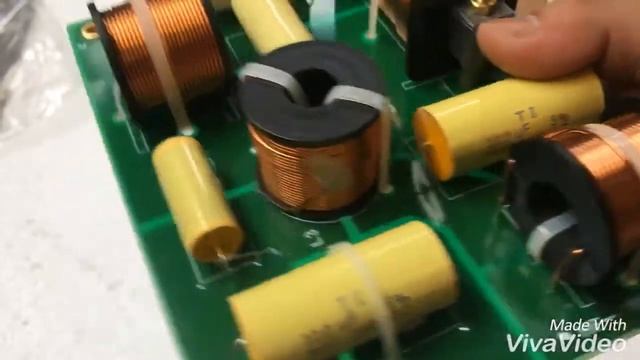 Phân Tần JBL 715. 2 đường Tiếng.một Bass +một Tép Kèn Giá: 900kdt:0972068141