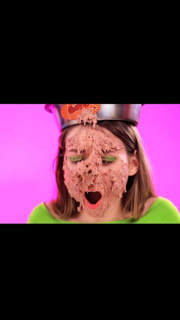 Корм для животных на голове.