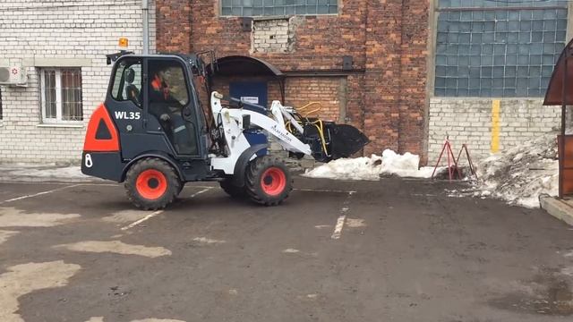 Демонстрация сочленённого погрузчика Polar Badger WL35