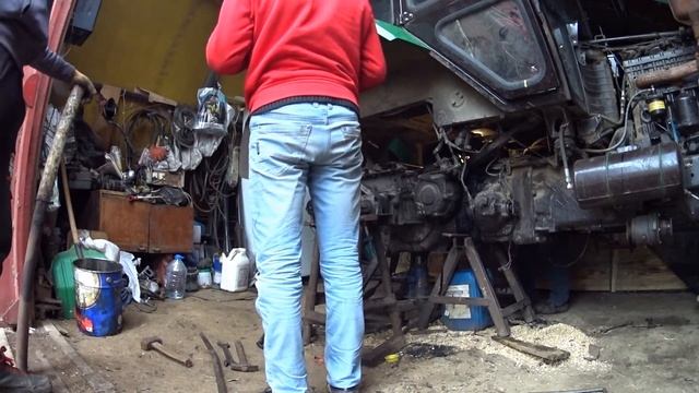 Сняли топливный бак и разобрали тормоза.