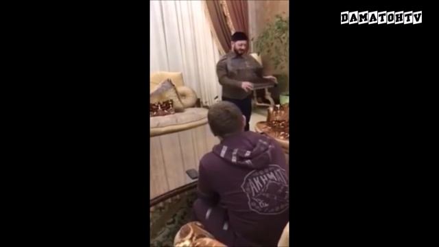 Кадыров Галустяна на руках носит