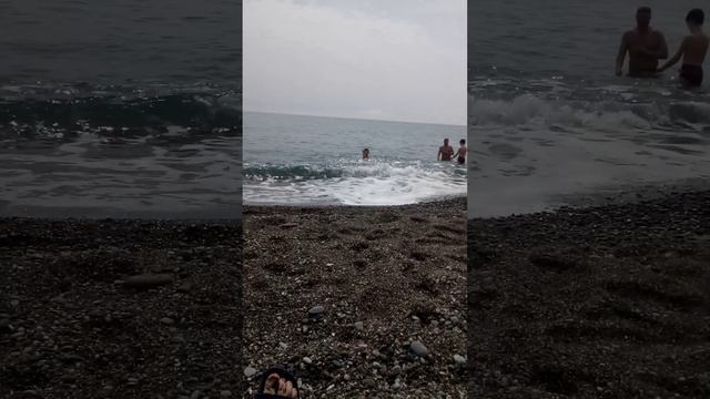 28 МАЯ 2024 ГОД!СЫНУЛЯ КУПАЕТСЯ В ЧЕРНОМ МОРЕ !КРЫМ! АЛУШТА!)