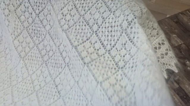 Белые пуховые платки из серии 