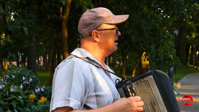 ♫  Взял гармошку, и улица ожила!! Спел!! Выпьем за любовь! | Поставил на уши район |