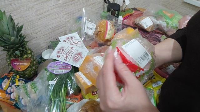 Поеду тусоваться. продукты. Будет шашлык. еду на один день на отдых. Кот  🐱 на столе.