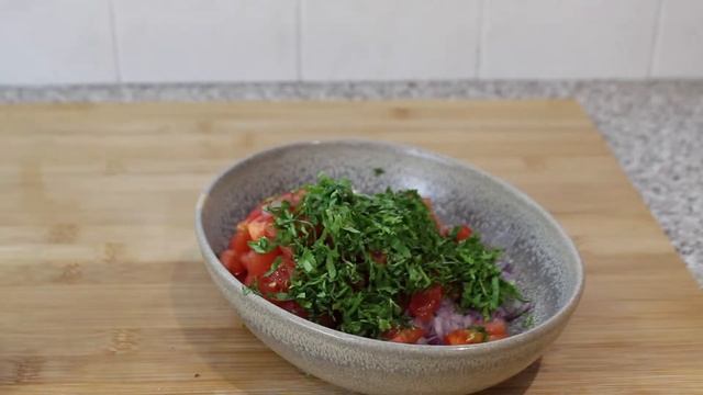 Pico De Gallo. Pico De Gallo Recipe / HOW TO MAKE SALSA!