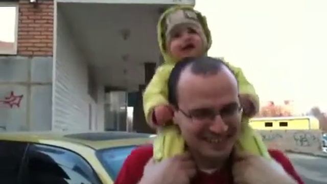 Катя на плечах у папы