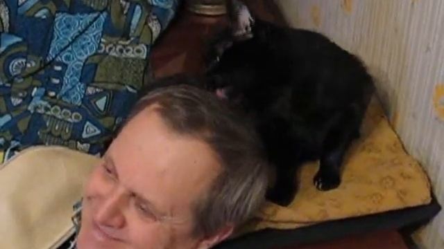 Художник Борис Лесняк с кошкой Тимуркой 2007