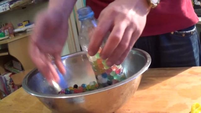 Красим гигантские шарики орбиз - Антистресс шар и перчатка из Orbeez