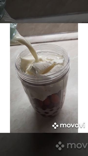 Молочный коктейль с ягодами