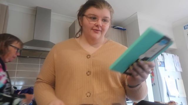 WEEKLY VLOG!| Organizing Heaps, A New Fridge, Book Talks & New Glasses! | Chloe Benson