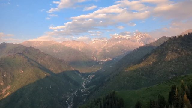 Смотрим закат с горы Мохнатка. Непопсовый маршрут в Алматы