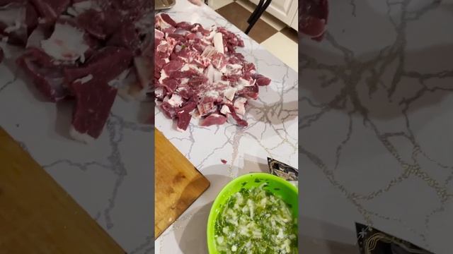 Отец готовит настоящий сочный вкусный кавказский шашлык 😅 #шашлык