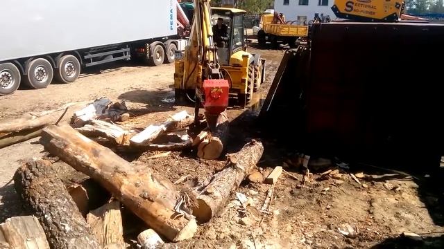 Как расколоть бревно! (Komatsu WB-97 + Lasco)