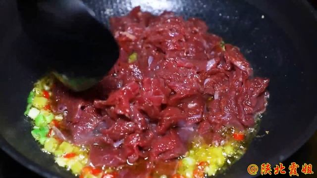 【陕北霞姐】霞姐买9斤牛肉回家炒着吃，辣辣香香太下饭了，香菜牛肉果然是陈浪的心头好！