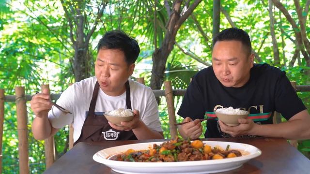 抓隻鴨子，二弟做“土豆燒鴨子”，出鍋鮮香入味下飯，真香｜Mukbang【鐵鍋視頻】