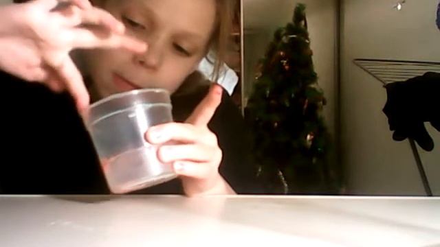 Лизун из масла и лака для ногтей .