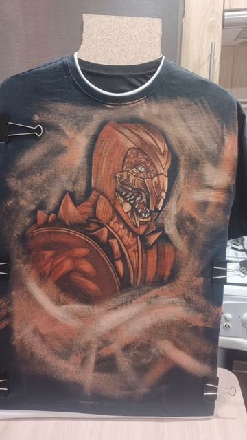 роспись одежды отбеливателем, футболка для клиента с изображением рептилии из мортал комбат