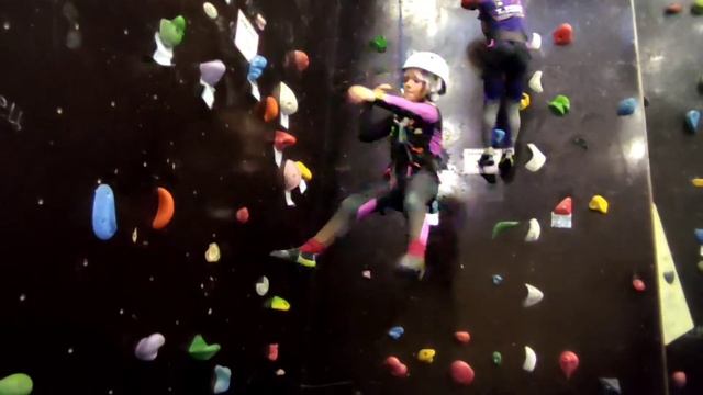 Покоряю вершины. Я на скалодроме ;)