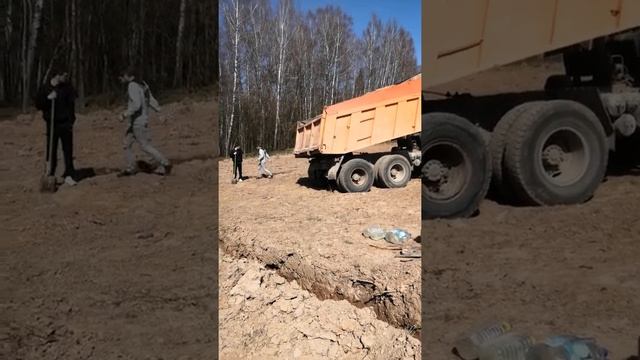 Привезли песок на участок